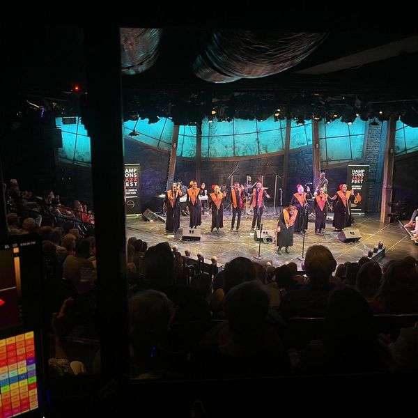Busking Harlem gospel choir - Bay Street Theater