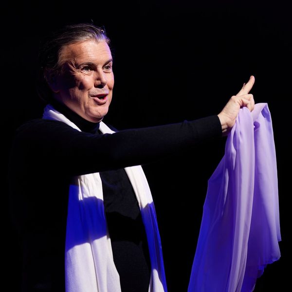 Close-up in profile, pointing, holding a lavender scarf - Mister Halston